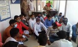 SO ने मांगी माफी-थाने के अंदर हिंदू संगठन ने पढ़ा हनुमान चालीसा SO ने मांगी माफी-थाने के अंदर हिंदू संगठन ने पढ़ा हनुमान चालीसा