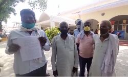 आवास निर्माण में डीएम से मांगा इंसाफ आवास निर्माण में डीएम से मांगा इंसाफ