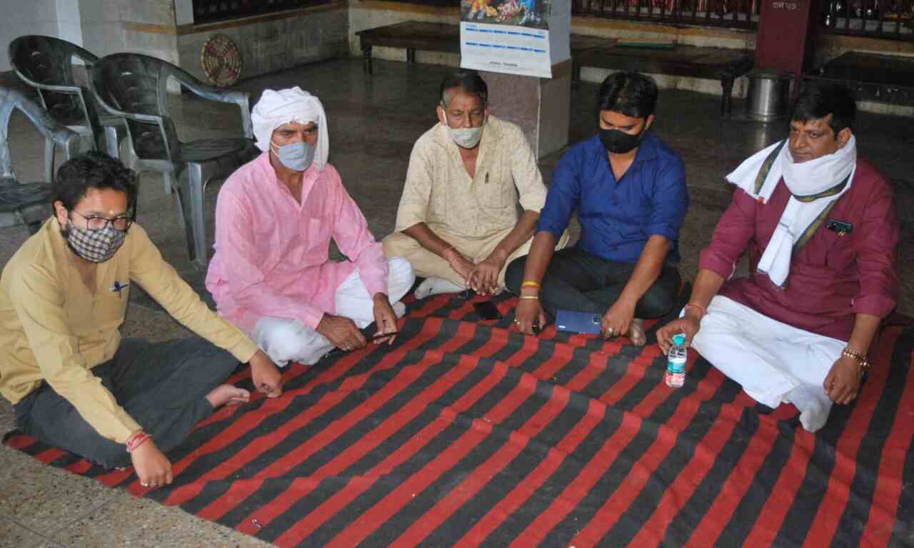 समाजसेवी मनीष का अल्टीमेटम- लड़कों से कार्य कराने पर चलने नहीं देंगे ब्यूटी पार्लर