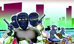 घर में घुसकर हथियारों की नोंक पर 60 लाख की लूट