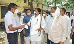 समाजसेवी मनीष के नेतृत्व में कचहरी में प्रदर्शन- ADM से की मुलाकात