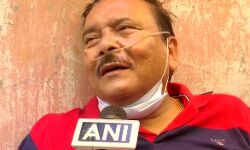 एमएलए के घर में लगी आग-मकान के बाहर हताश दिखे विधायक एमएलए के घर में लगी आग-मकान के बाहर हताश दिखे विधायक