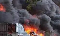 केमिकल फैक्ट्री में लगी भीषण आग-दमकल की 15 गाड़ियों ने पाया काबू केमिकल फैक्ट्री में लगी भीषण आग-दमकल की 15 गाड़ियों ने पाया काबू