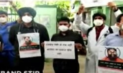 नहीं बंद हो रहा बाबा रामदेव का विरोध-चिकित्सकों ने दिखाए काले झंडे नहीं बंद हो रहा बाबा रामदेव का विरोध-चिकित्सकों ने दिखाए काले झंडे