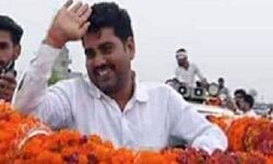 25 हजारी धर्मेद्र यादव के चंबल के बीहडो मे छुपे होने का अंदेशा 25 हजारी धर्मेद्र यादव के चंबल के बीहडो मे छुपे होने का अंदेशा