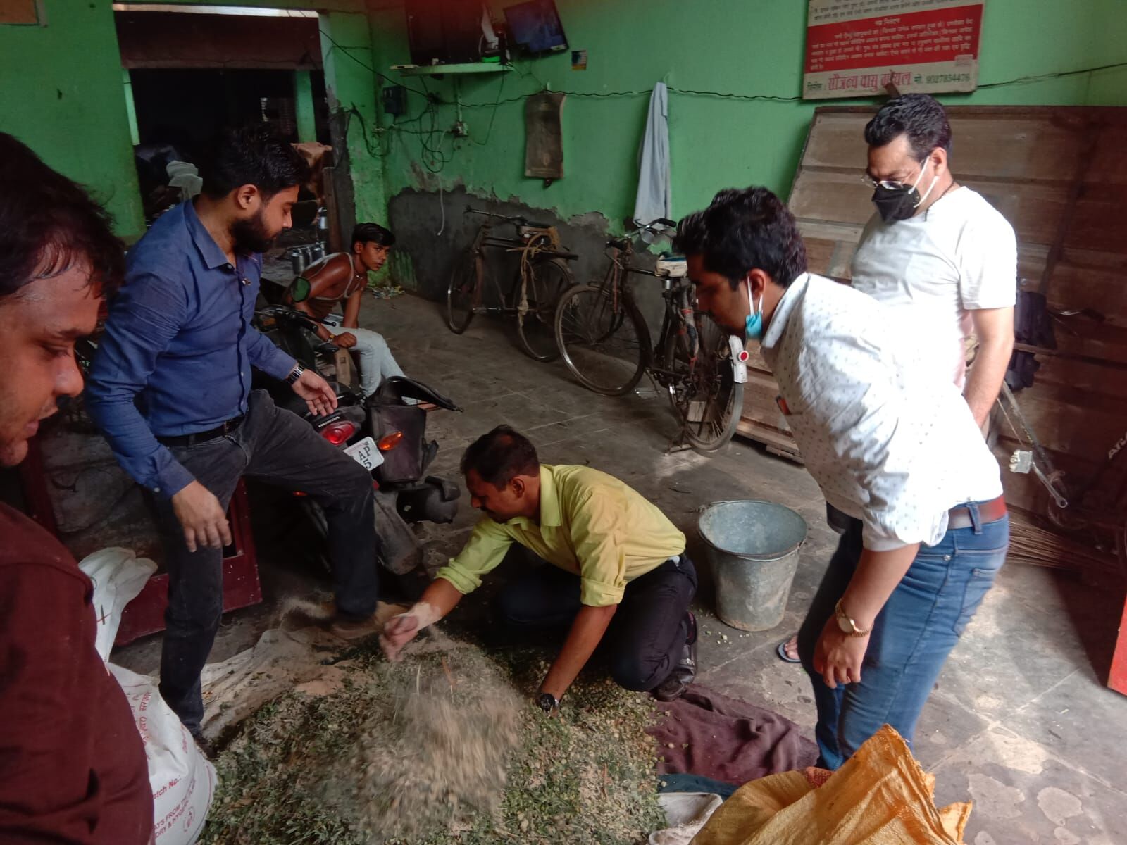 गऊओं की सेवा में जुटा गौसेवा परिवार-किया आशीर्वाद प्राप्त