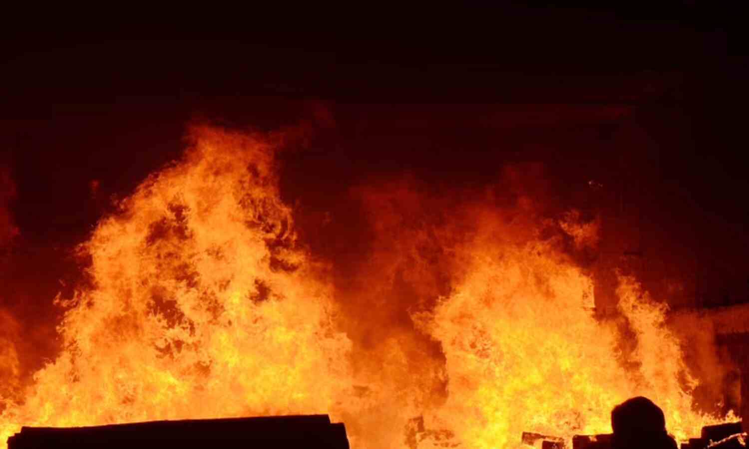 अस्पताल में लगी आग, तीन मरे, 11 झुलसे