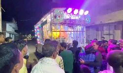 बार बालाओं को पिंजरे में कैद कर नचाया- सड़क पर हुआ हंगामा बार बालाओं को पिंजरे में कैद कर नचाया- सड़क पर हुआ हंगामा