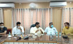 शिक्षक MLC श्रीचंद शर्मा ने की प्रेसवार्ता-मुआवजा नीति पर सरकार का गुणगान शिक्षक MLC श्रीचंद शर्मा ने की प्रेसवार्ता-मुआवजा नीति पर सरकार का गुणगान