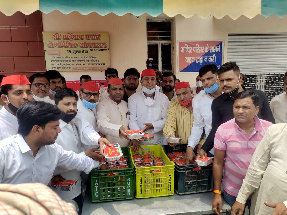 शुरू हुई समाजवादी रसोई-गरीबों को खिलाया भोजन-पाई दुआएं