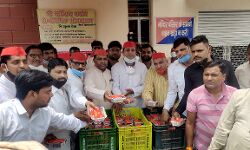 शुरू हुई समाजवादी रसोई-गरीबों को खिलाया भोजन-पाई दुआएं शुरू हुई समाजवादी रसोई-गरीबों को खिलाया भोजन-पाई दुआएं