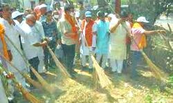 डीएम ने शुरू किया मेरा गांव स्वच्छ गांव अभियान-मांगा प्रधानों का सहयोग डीएम ने शुरू किया मेरा गांव स्वच्छ गांव अभियान-मांगा प्रधानों का सहयोग