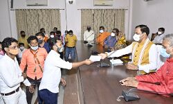 जनता दर्शन में आये लोगों की सुनीं उपमुख्यमंत्री ने समस्याएं जनता दर्शन में आये लोगों की सुनीं उपमुख्यमंत्री ने समस्याएं