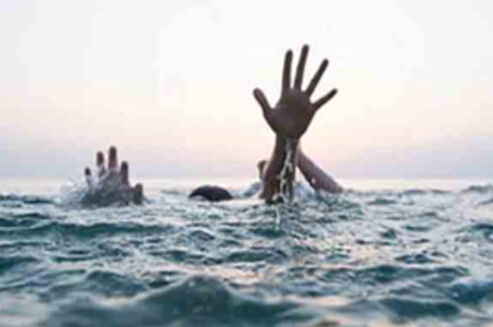 सड़क के किनारे बने गड्ढे में डूबने से 2 बच्चों की मौत