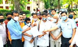 मनीष के नेतृत्व में दर्जनों संगठनों ने सौंपा ज्ञापन- ब्यूटी पार्लर वालों को कड़ी चेतावनी मनीष के नेतृत्व में दर्जनों संगठनों ने सौंपा ज्ञापन- ब्यूटी पार्लर वालों को कड़ी चेतावनी