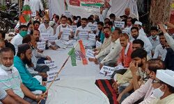 कांग्रेसियों ने पेट्रोल-डीजल के दामों पर की अंकुश लगाने की मांग