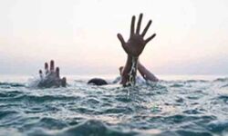 सड़क के किनारे बने गड्ढे में डूबने से 2 बच्चों की मौत