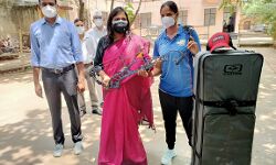 DM का महिला तीरंदाज को गिफ्ट-दिया 4 लाख का धनुष DM का महिला तीरंदाज को गिफ्ट-दिया 4 लाख का धनुष