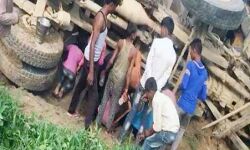 पलटा डंपर-लोगो में डीजल लूटने की मची होड़ पलटा डंपर-लोगो में डीजल लूटने की मची होड़