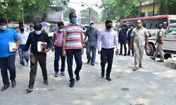 सख्त लहजे में दिखे मंत्री- जनता की परेशानी देख अफसरों को लगाई फटकार