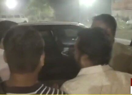 वीडियो वायरल-अब एक और भाजपा नेता ने भगाया अपराधी वीडियो वायरल-अब एक और भाजपा नेता ने भगाया अपराधी