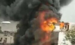 कपड़े के शोरूम में लगी भयंकर आग-लाखों का सामान जलकर खाक कपड़े के शोरूम में लगी भयंकर आग-लाखों का सामान जलकर खाक