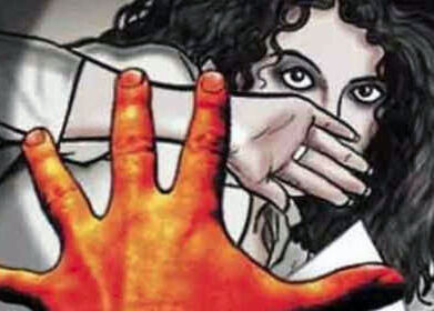 अश्लील वीडियो बनाकर 4 वर्ष तक करता रहा दुष्कर्म-SSP से शिकायत अश्लील वीडियो बनाकर 4 वर्ष तक करता रहा दुष्कर्म-SSP से शिकायत