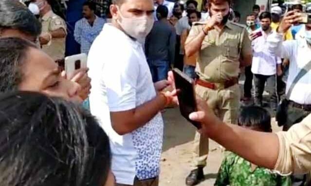 पुलिस टीम पर हमला-अवैध निर्माण रोकने पहुँची थी