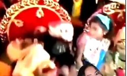 वीडियो वायरल- दूल्हे को साली ने दुल्हन के सामने किया किस