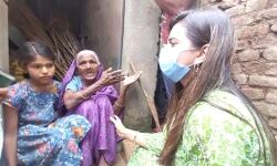 बूढ़ी महिला शौचालय में रहने के लिये मजबूर- मदद के लिये पहुंची अभिनेत्री बूढ़ी महिला शौचालय में रहने के लिये मजबूर- मदद के लिये पहुंची अभिनेत्री