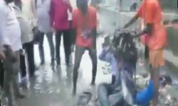 विधायक ने ठेकेदार पर नाले का कूड़ा डलवाया-काम से थे नाराज