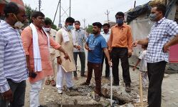 अधिशासी अभियंता ने मनीष चौधरी को साथ लेकर किया नाले का सर्वे अधिशासी अभियंता ने मनीष चौधरी को साथ लेकर किया नाले का सर्वे