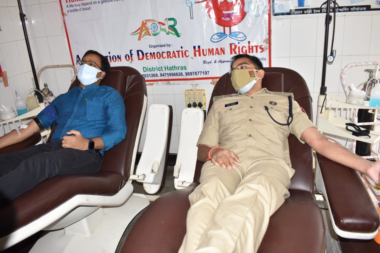 हाथरसः DM-SP ने रक्तदान कर रक्तदाताओं को दिया प्रशिस्त पत्र