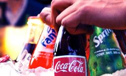 सड़क पर पलटा कोल्ड ड्रिंक से भरा ट्रक-भीड़ ने लूटी बोतलें सड़क पर पलटा कोल्ड ड्रिंक से भरा ट्रक-भीड़ ने लूटी बोतलें