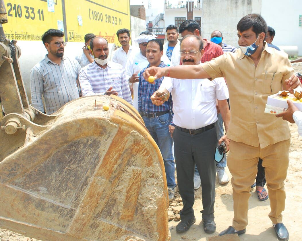 मनीष चौधरी के प्रयास के बाद रामपुरी में नाले का निर्माण कार्य हुआ शुरू
