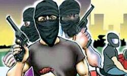 बदमाशों ने परिवार को घर में ही बंधक बनाकर की लूटपाट बदमाशों ने परिवार को घर में ही बंधक बनाकर की लूटपाट