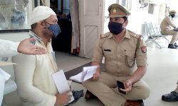 पुलिस का मानवीय चेहरा-दारोगा ने जमीन पर बैठकर सुनी दिव्यांग की बात पुलिस का मानवीय चेहरा-दारोगा ने जमीन पर बैठकर सुनी दिव्यांग की बात