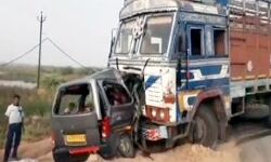कार और ट्रक के बीच भीषण टक्कर-10 लोगों की मौत-PM ने जताया दुख