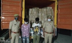 शराब तस्करों पर शिकंजा- भारी मात्रा में शराब बरामद कर किये 3 अरेस्ट शराब तस्करों पर शिकंजा- भारी मात्रा में शराब बरामद कर किये 3 अरेस्ट