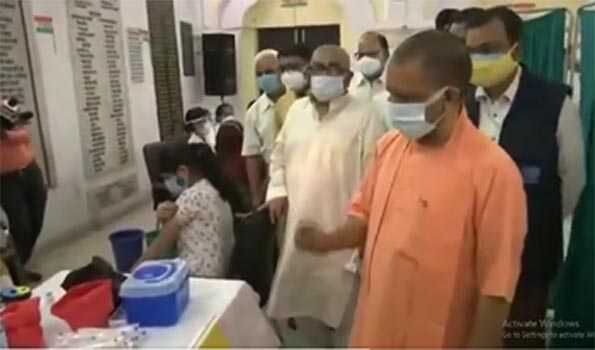 गोरखपुर दौरे पर योगी ने किया वैक्सीनेशन सेन्टर का निरीक्षण