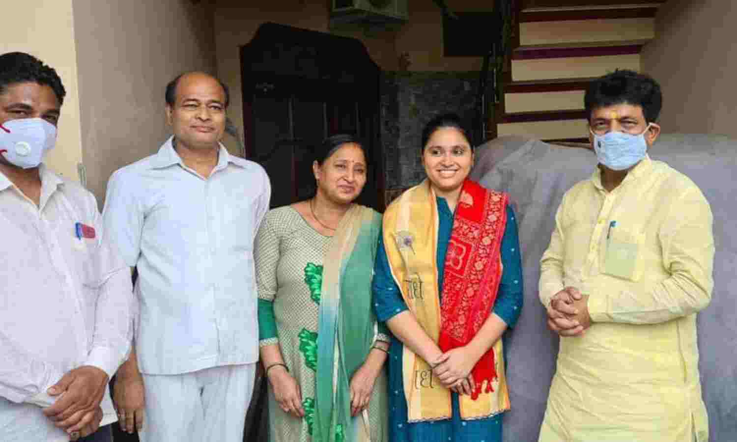 मंत्री कपिल देव ने नायब तहसीलदार बनी पल्लवी को दी शुभकामनाएं