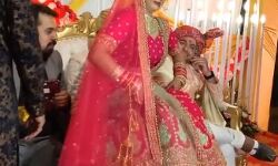 वीडियो वायरल- स्टेज पर आकर दूल्हे की गोद में बैठ गई दुल्हन