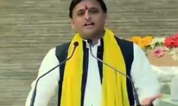 मुस्लिम छवि से बाहर निकलने की कोशिश-अखिलेश ने लगाया कृष्ण का मुखौटा