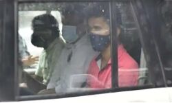 एंटीलिया बम मामला-शिवसेना नेता प्रदीप शर्मा हुए गिरफ्तार एंटीलिया बम मामला-शिवसेना नेता प्रदीप शर्मा हुए गिरफ्तार