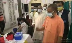 गोरखपुर दौरे पर योगी ने किया वैक्सीनेशन सेन्टर का निरीक्षण