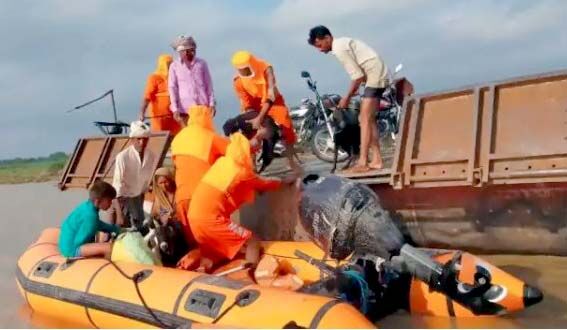 बीच नदी में बंद हुआ इंजन-150 लोगों की फंसी जिंदगी-जाने फिर क्या हुआ
