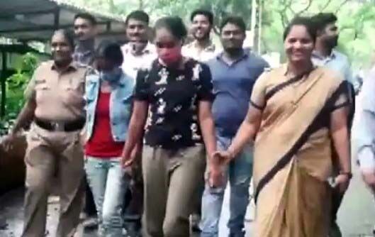 अपराधों के प्रति लोगों को सावधान करने वाली 2 एक्ट्रेस ने की लाखों की लूट