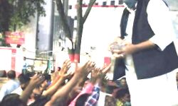 समाजवादी रसोई चला रहें विकास यादव- जरूरतमंद लोग खाना पाकर देते हैं आशीर्वाद समाजवादी रसोई चला रहें विकास यादव- जरूरतमंद लोग खाना पाकर देते हैं आशीर्वाद