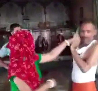 मंदिर के पुजारी की महिला ने की चप्पलों से पिटाई- वीडियो किया वायरल