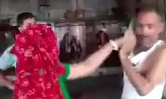 मंदिर के पुजारी की महिला ने की चप्पलों से पिटाई- वीडियो किया वायरल